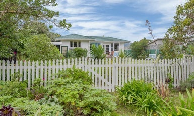 6 Gawler Street, Te Horo Beach - Carousel 1