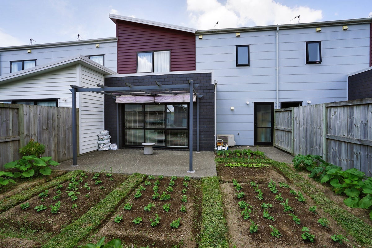 20 Rebekah Crescent, Flagstaff, Hamilton - Carousel 2