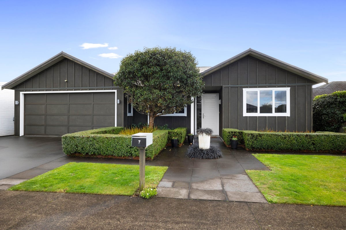 7 Gleneagles Way, Waiwhakaiho, New Plymouth - Carousel 2