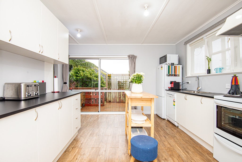 20 Bedford Street, Cannons Creek, Porirua - Carousel 1