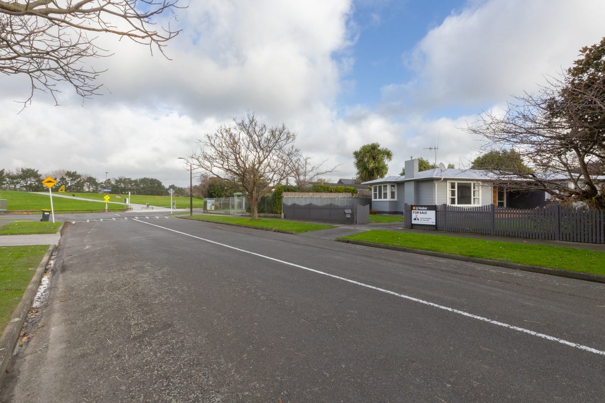 88 Wikiriwhi Crescent, Awapuni, Palmerston North - Carousel 2