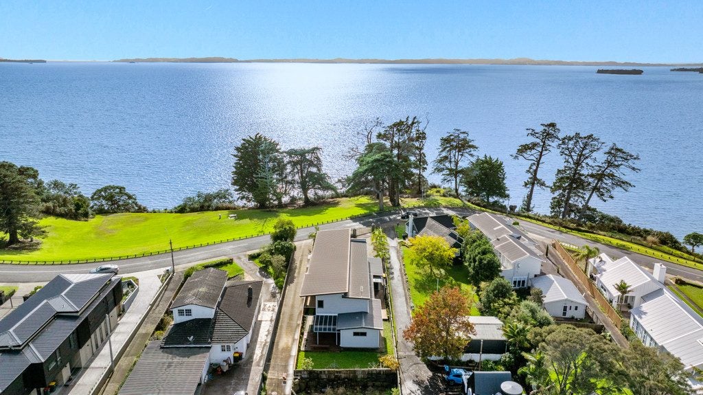 66A Marine Parade, Mellons Bay, Auckland - Carousel 2