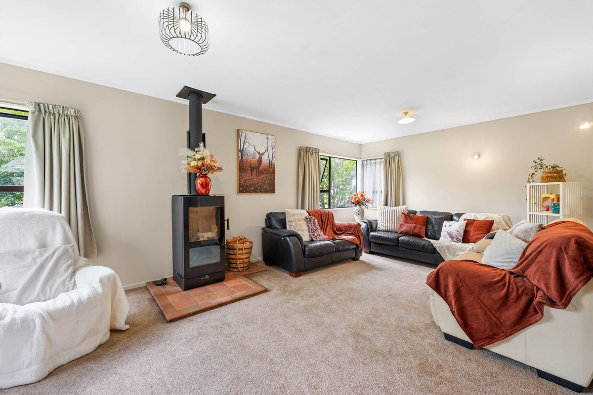 2/109 Athena Drive, Totara Vale, Auckland - Carousel 2