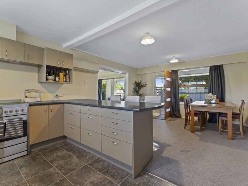 20 Royal Terrace, Alexandra, Alexandra - Carousel 2