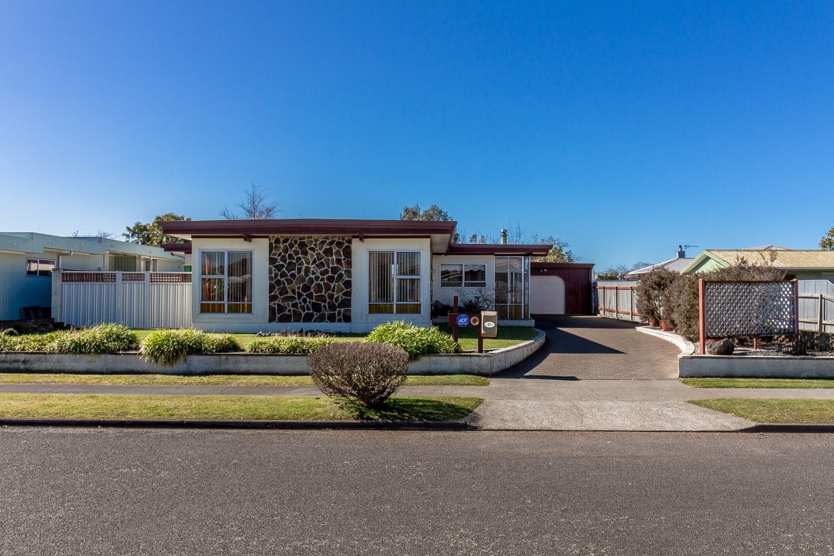 27 Wynyard Crescent, Tamatea, Napier - Carousel 1