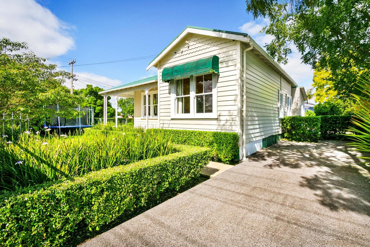24 Graham Avenue, Te Atatu Peninsula, Auckland - Carousel 2