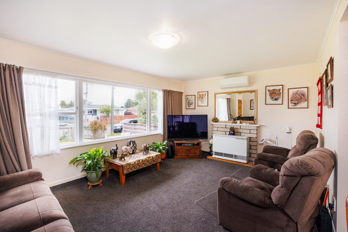 11 Tararua Terrace, Cloverlea, Palmerston North - Carousel 2