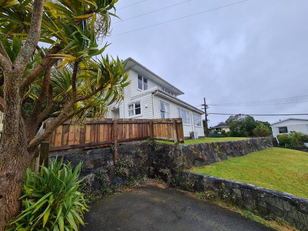 2 Barclay Street, Newlands, Wellington - Carousel 1