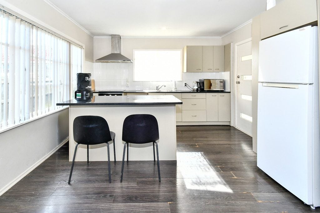 2/33 Thomas Road, Mangere, Auckland - Carousel 2