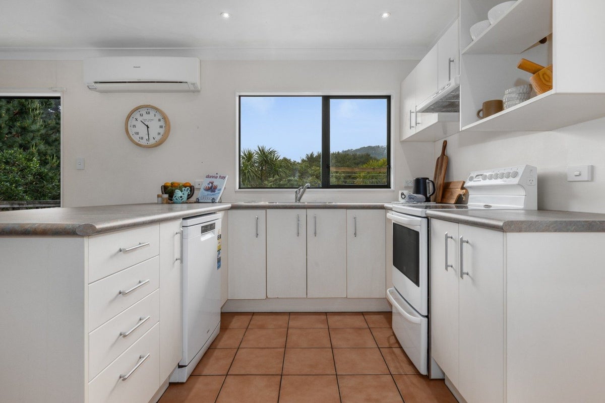 8 Carvel Lane, Whitby, Porirua - Carousel 2