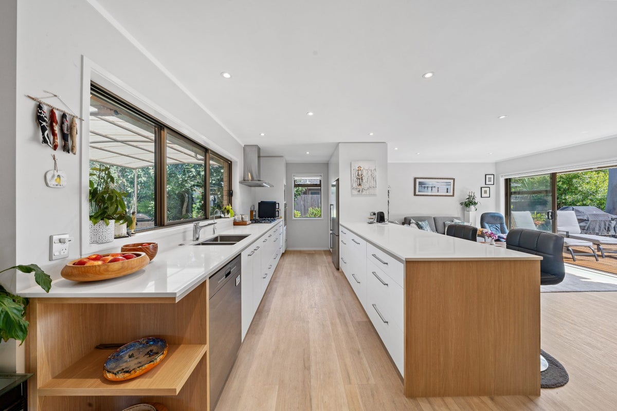11 Donzella Place, Conifer Grove, Takanini - Carousel 2