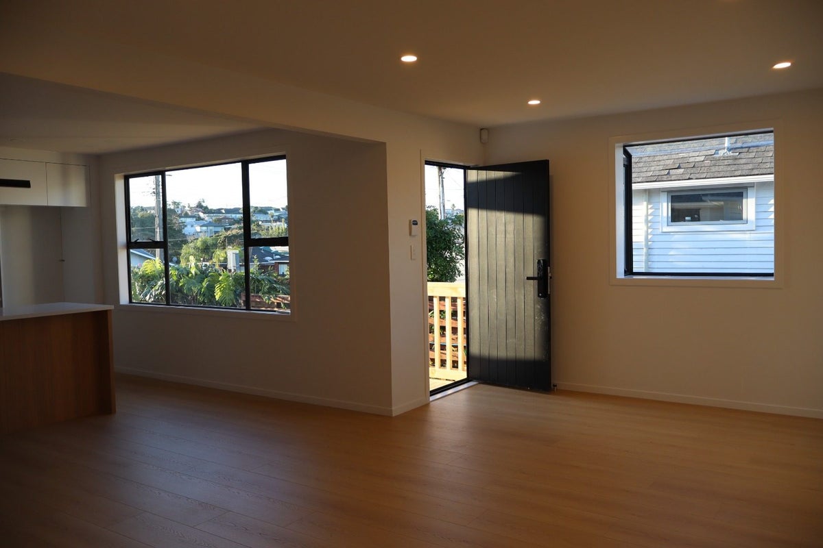 1/30 Shakespeare Road, Milford, Auckland - Carousel 2