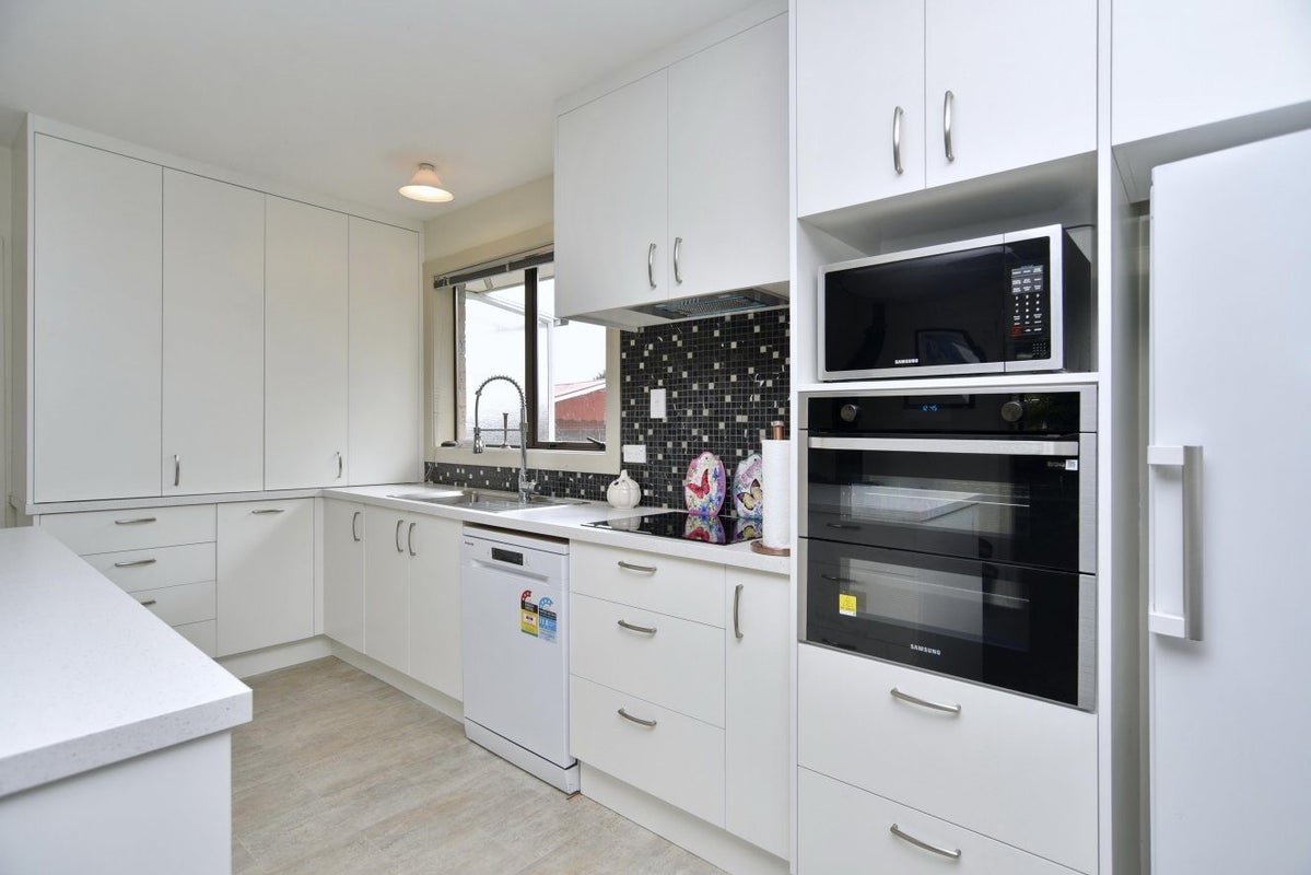 11 Quebec Place, Wainoni, Christchurch - Carousel 1