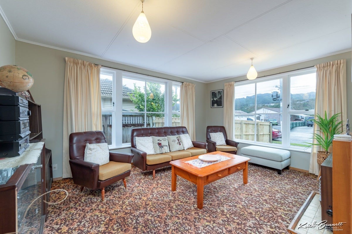 5 Mary Crescent, Elderslea, Upper Hutt - Carousel 2