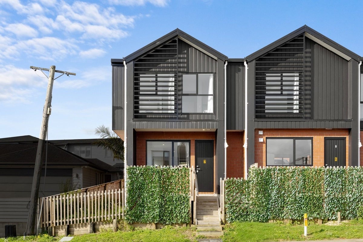 7/233 Great North Road, Henderson, Auckland - Carousel 1