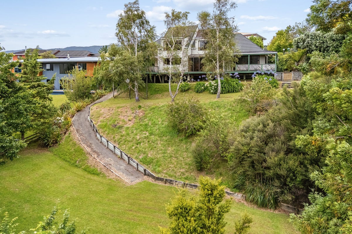 10 Plantagenet Grove, Kingsley Heights, Upper Hutt - Carousel 2