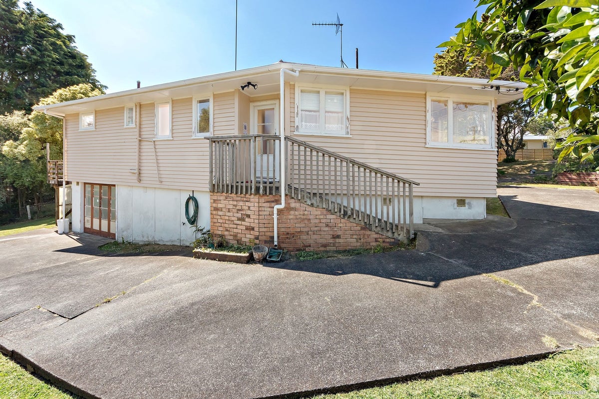 2 Lucknow Place, Blockhouse Bay, Auckland - Carousel 1