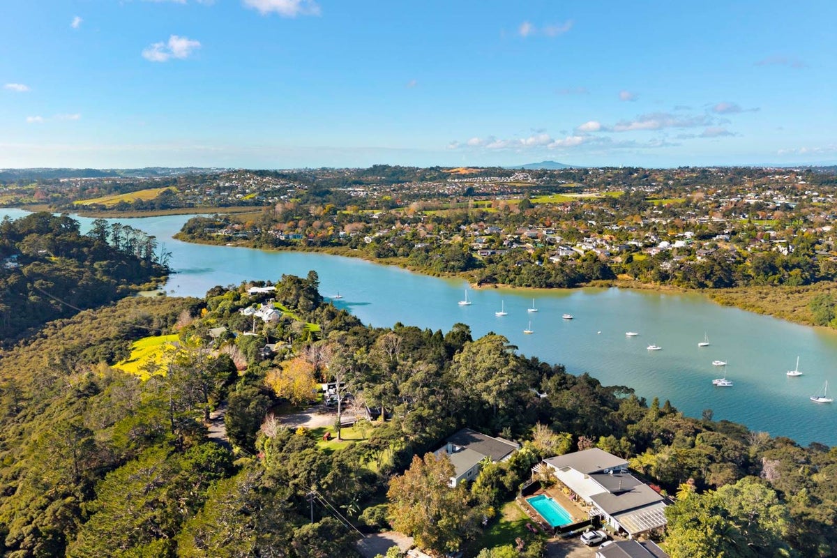 42 Ngarahana Avenue, Paremoremo, Auckland - Carousel 50