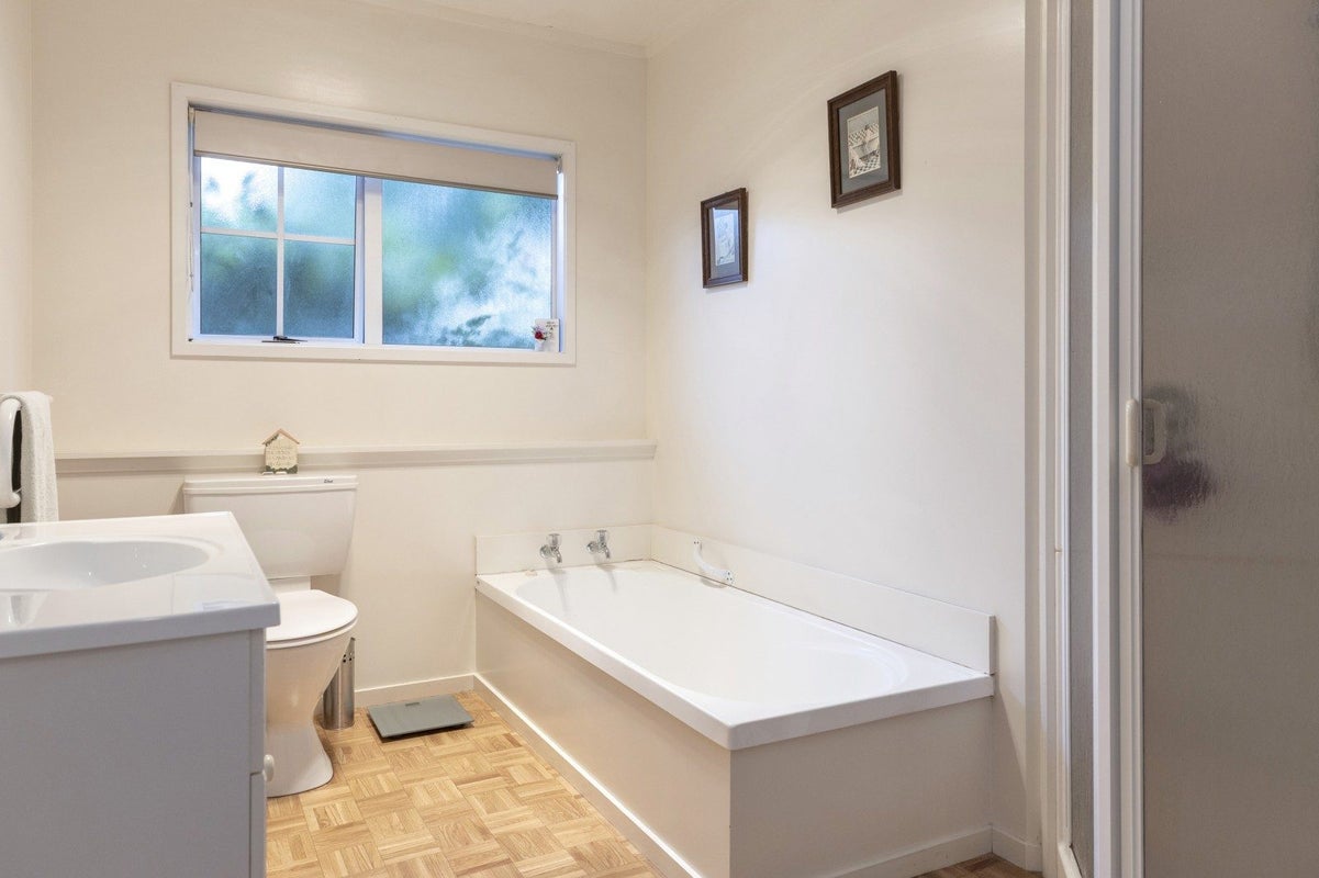 2/8 Kinder Street, Acacia Bay, Taupo, Waikato - Carousel 21
