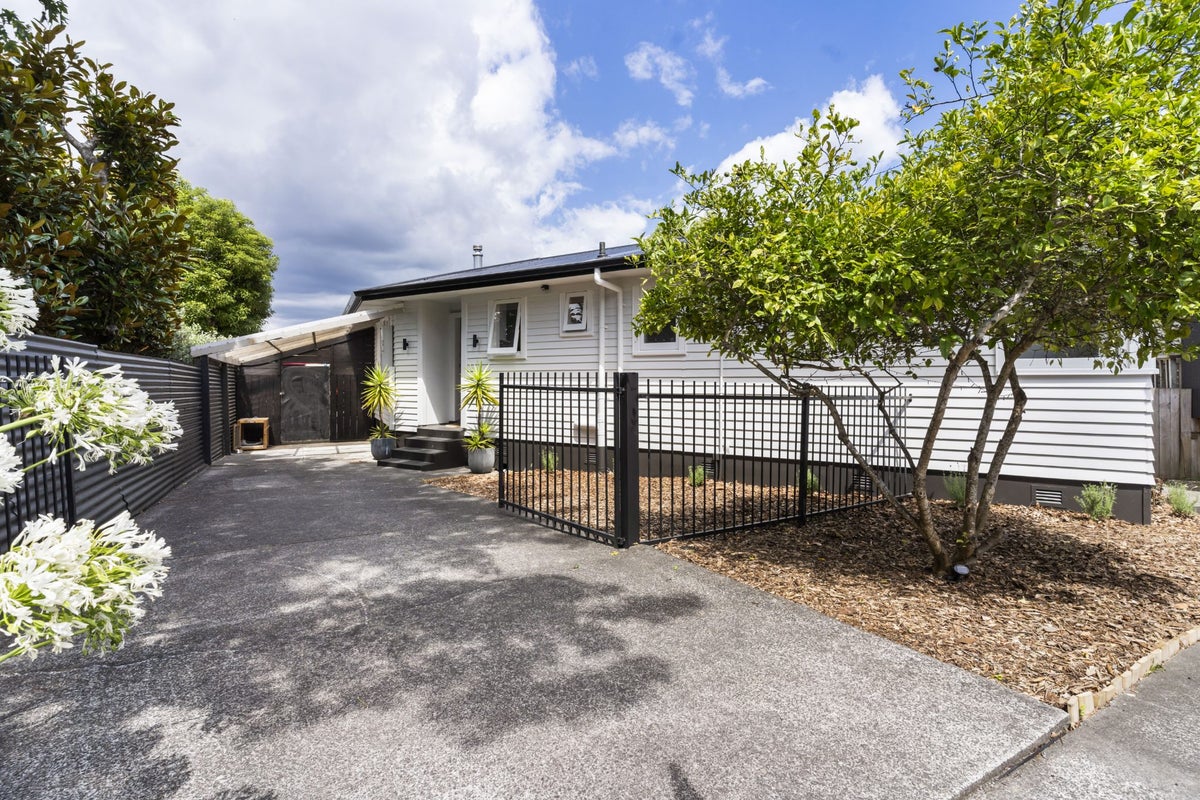 11 Wharf Road, Te Atatu Peninsula, Auckland - Carousel 1