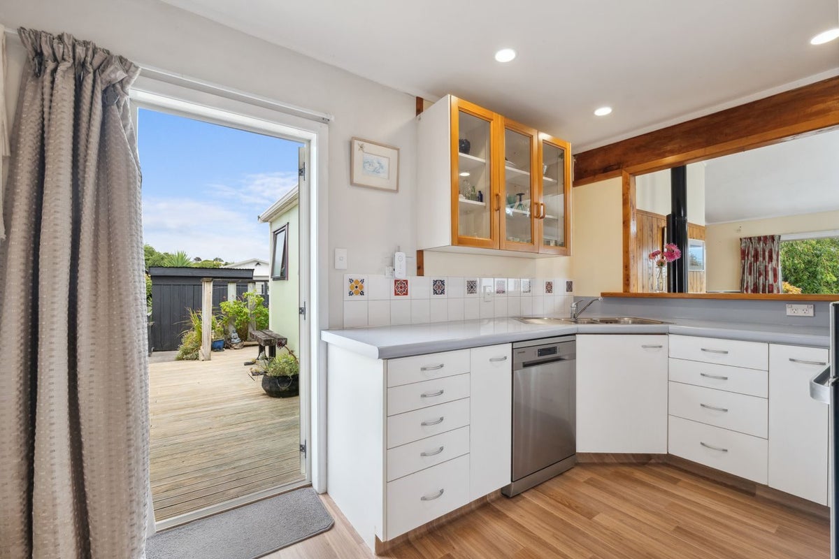 7 Watters Row, Glen Avon, New Plymouth - Carousel 1