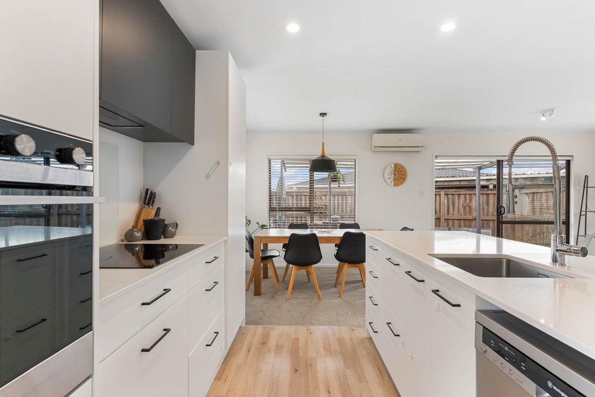 1/11 Longreach Drive, Sunnyvale, Auckland - Carousel 2