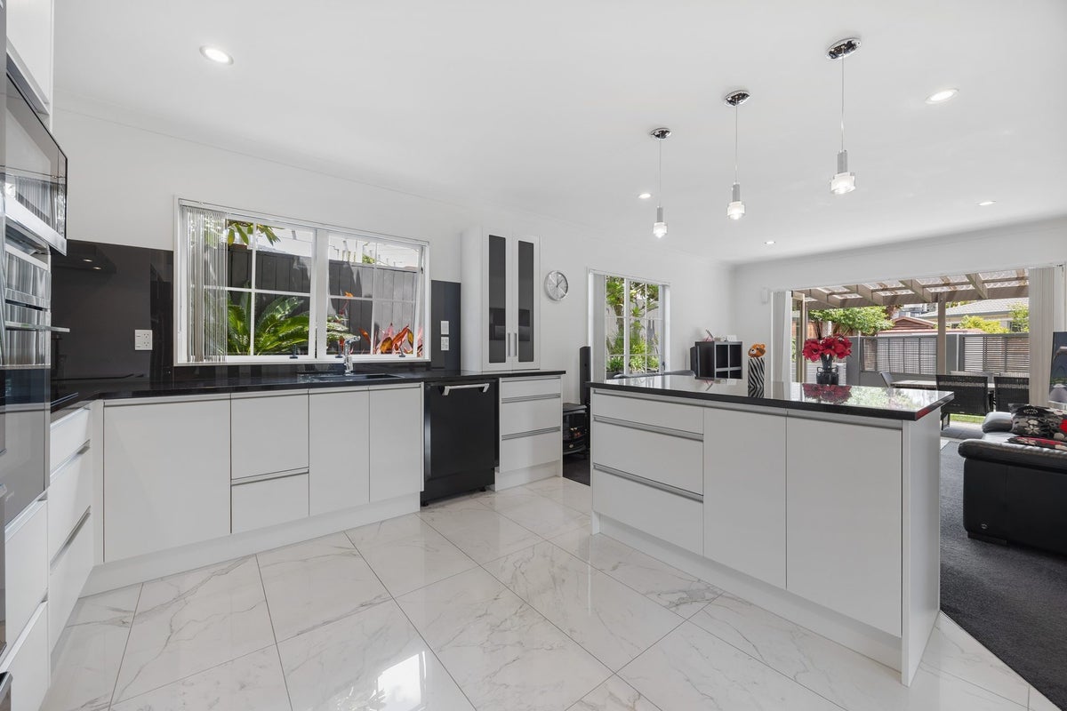 8B Lupetti Rise, West Harbour, Auckland - Carousel 2