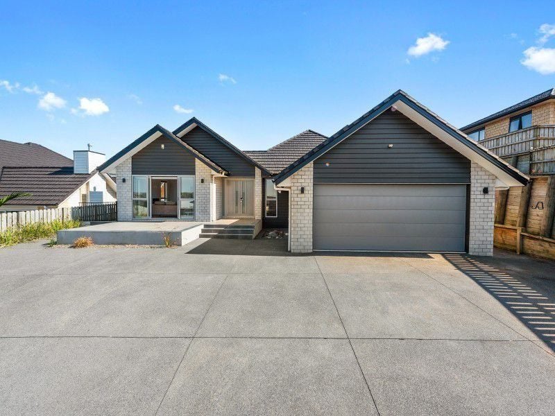 11 Castleton Way, Flagstaff, Hamilton - Carousel 1
