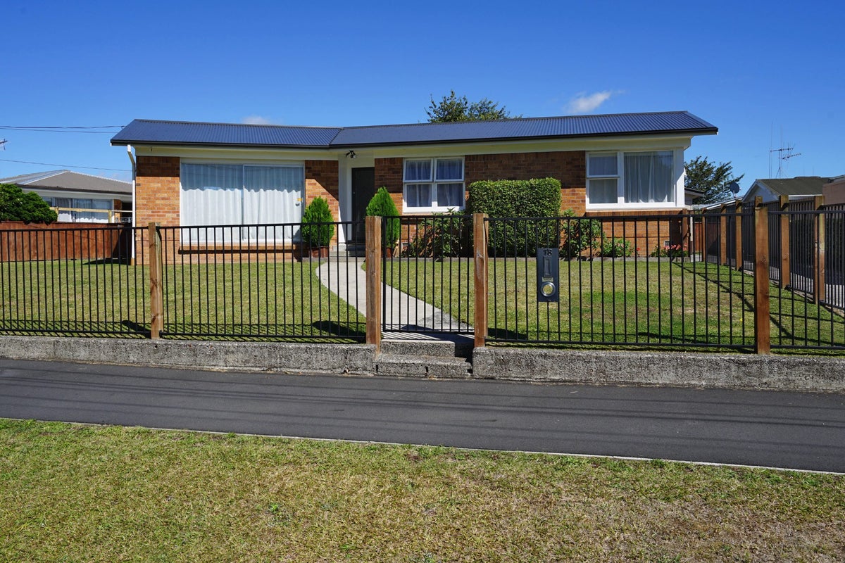 18 MacMurdo Avenue, Glenview, Hamilton - Carousel 2