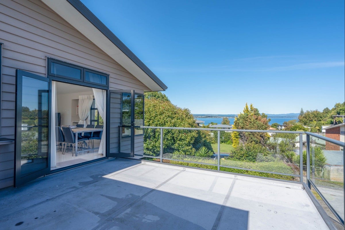 2/9 Alberta Street, Acacia Bay, Taupō - Carousel 2