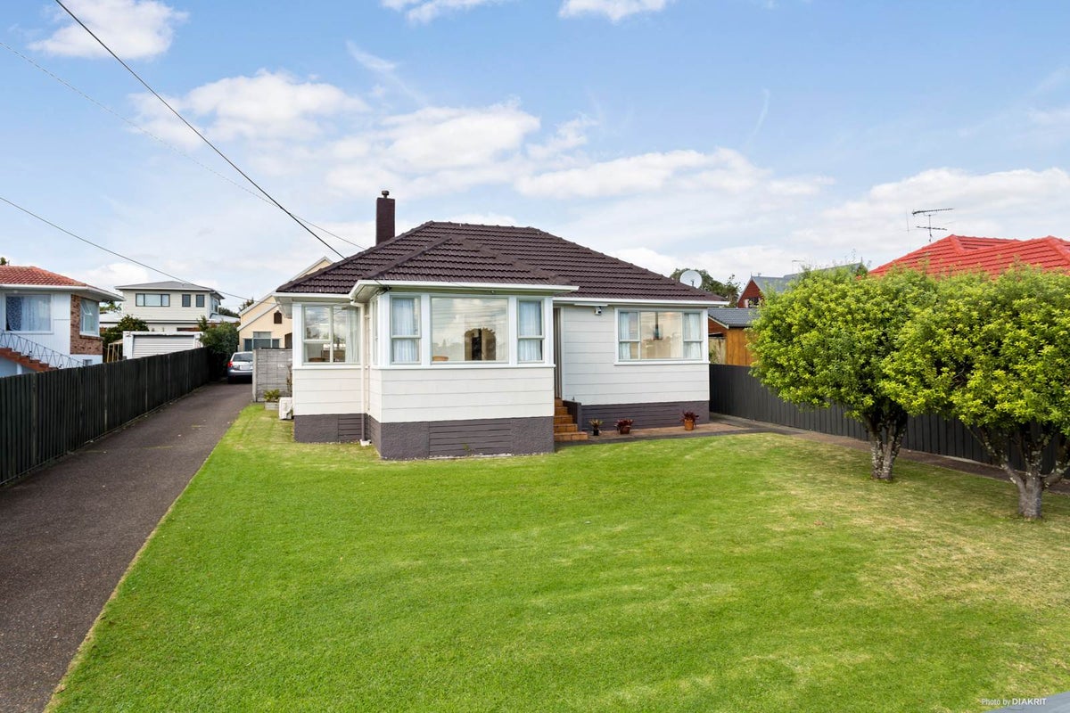 1/24 Shakespeare Road, Milford, Auckland - Carousel 1
