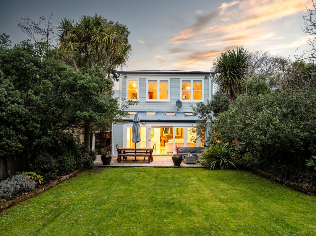 8 Carrington Street, Mount Cook, Wellington - Carousel 1