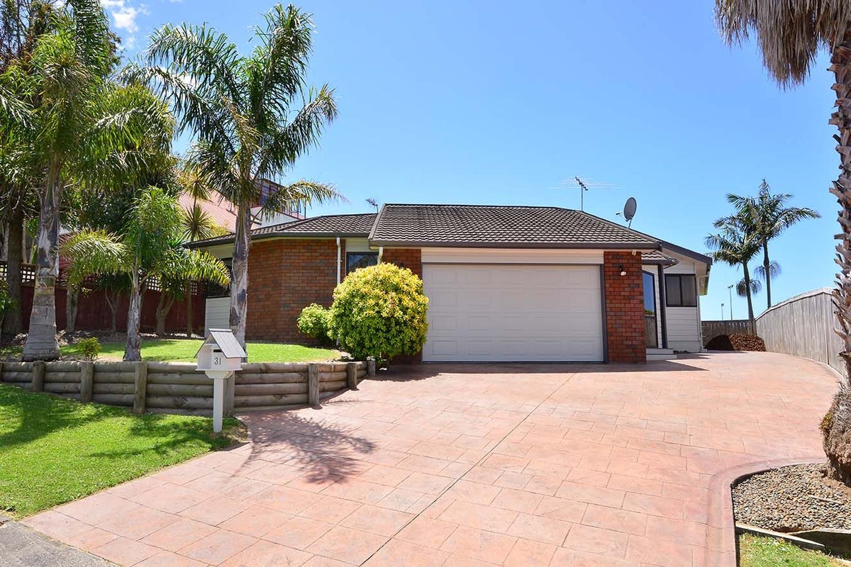 31 Ronald Macken Place, Windsor Park, Auckland - Carousel 1