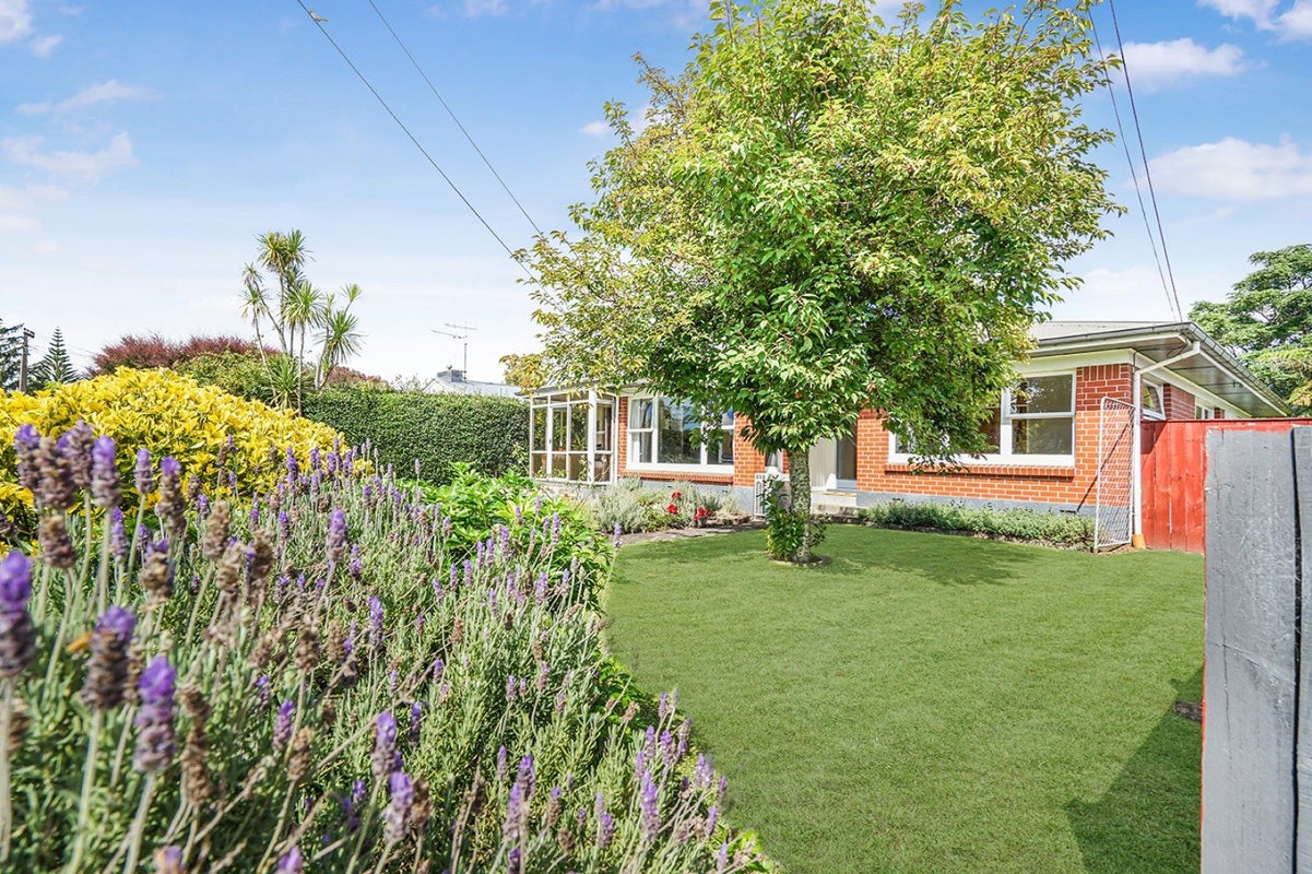 11 Augusta Street, Fairfield, Hamilton - Carousel 2