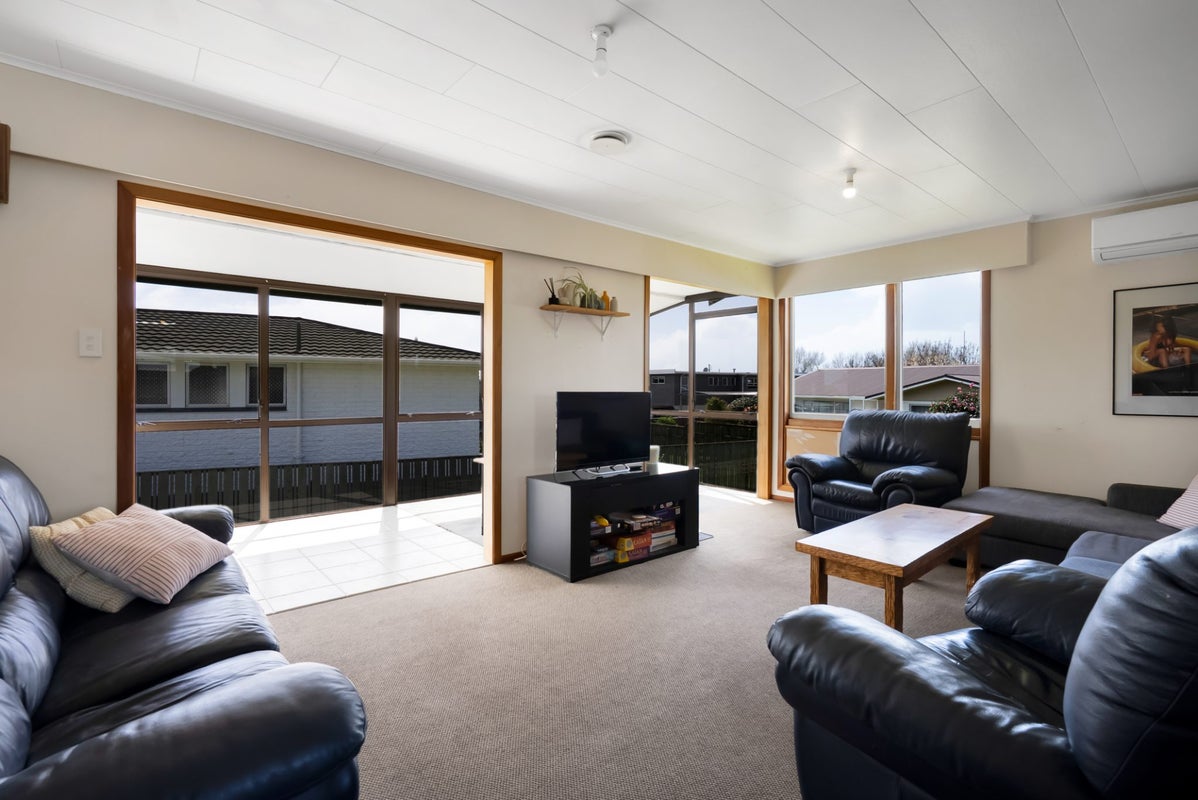 49 Nevada Drive, Merrilands, New Plymouth - Carousel 2