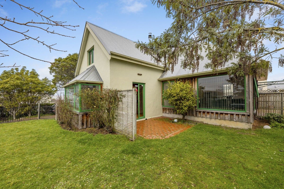 33 Eastbourne Street, Caversham, Dunedin - Carousel 1