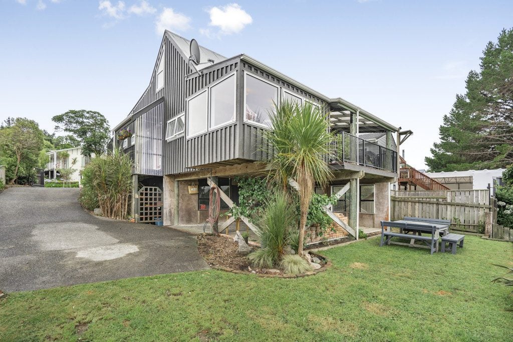 7 Fenchurch Grove, Stokes Valley, Lower Hutt - Carousel 2