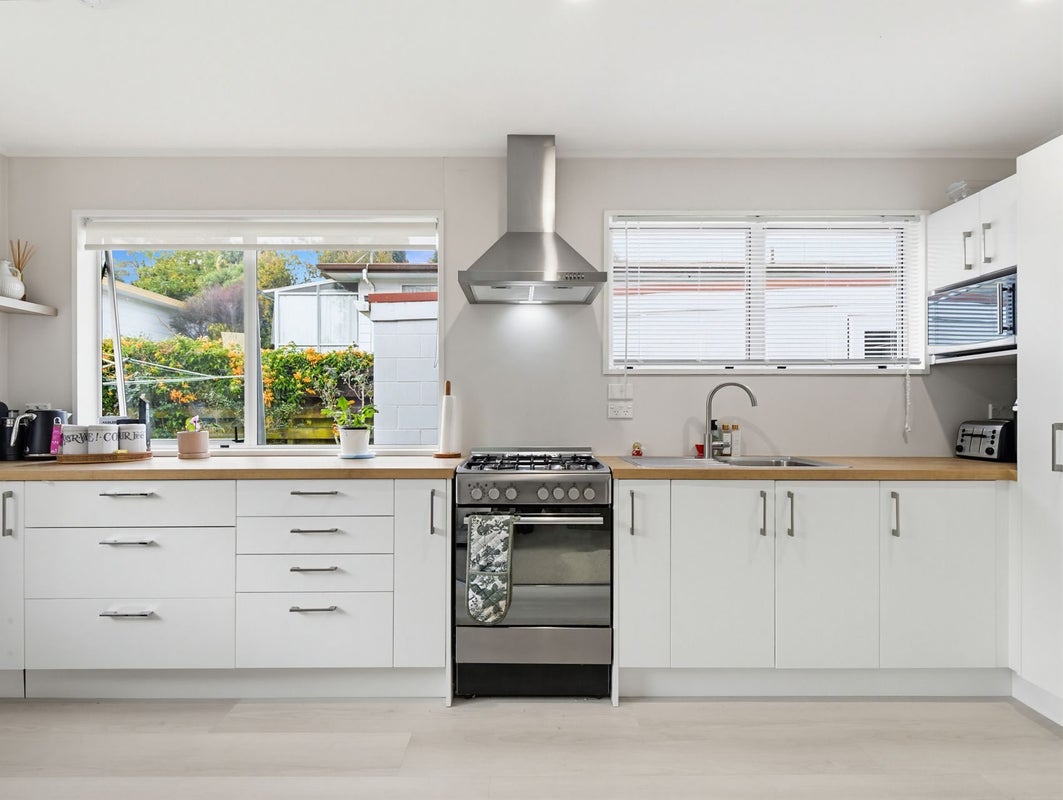24B Burns Street, Gate Pa, Tauranga - Carousel 1