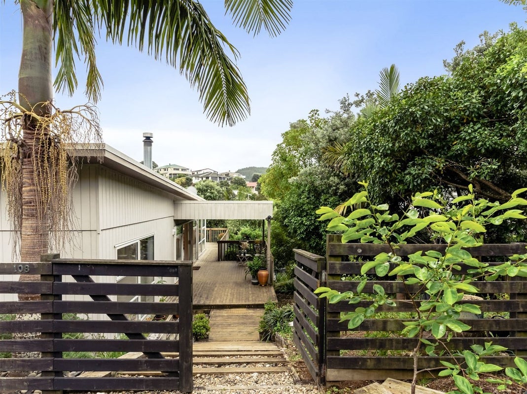 108 The Grove, Onemana - Carousel 1