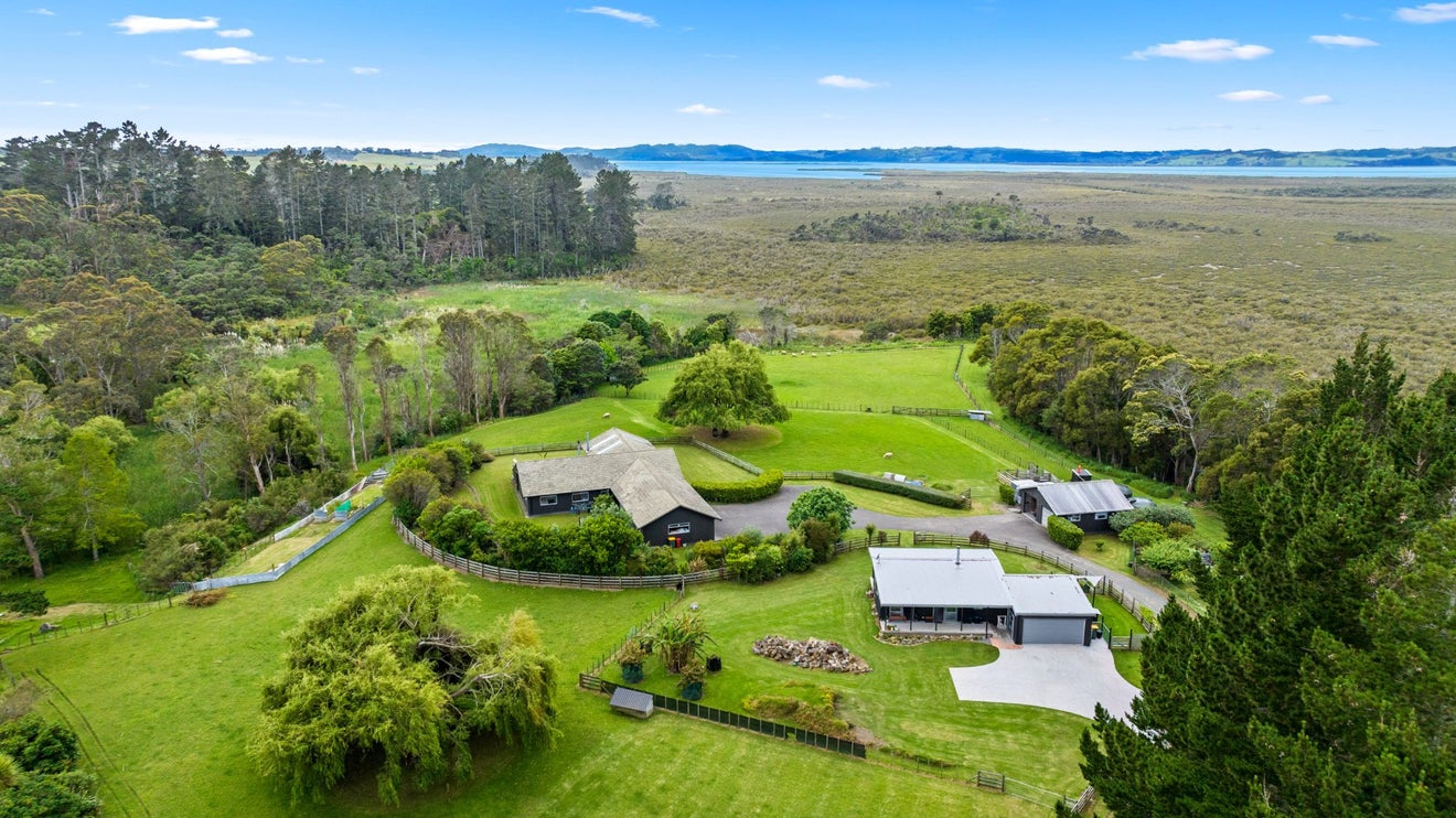 842 South Head Road, Helensville - Carousel 1