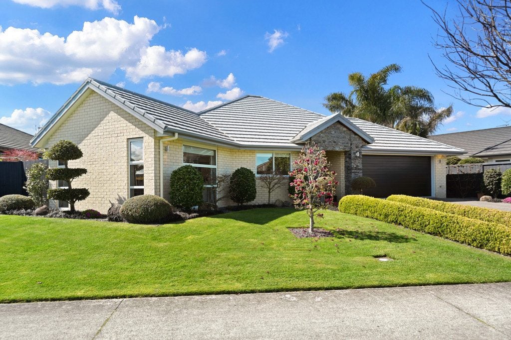 6 Michael Terrence Place, Flagstaff, Hamilton, Waikato - Carousel 1
