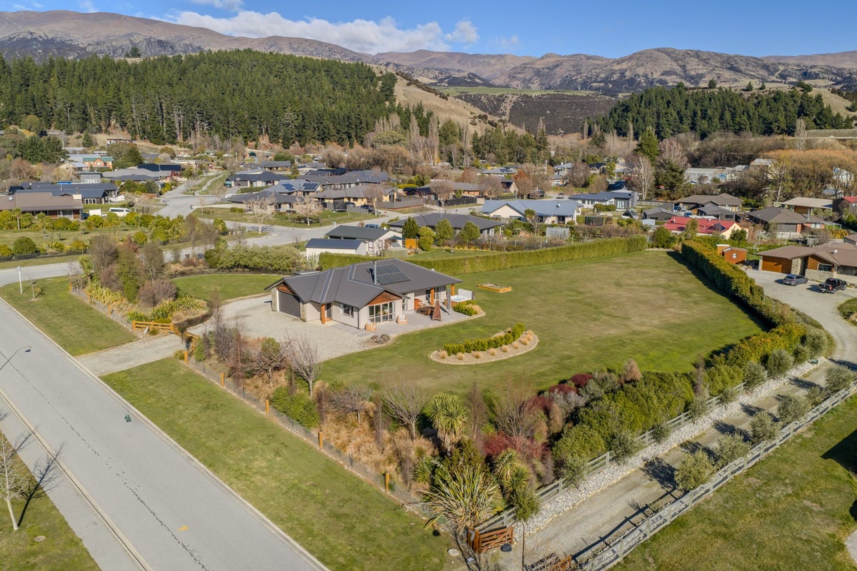 1 Harris Place, Luggate, Wanaka - Carousel 1