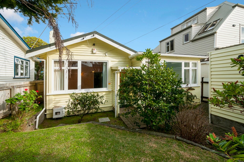4 Kowhai Street, Eastbourne, Lower Hutt - Carousel 1