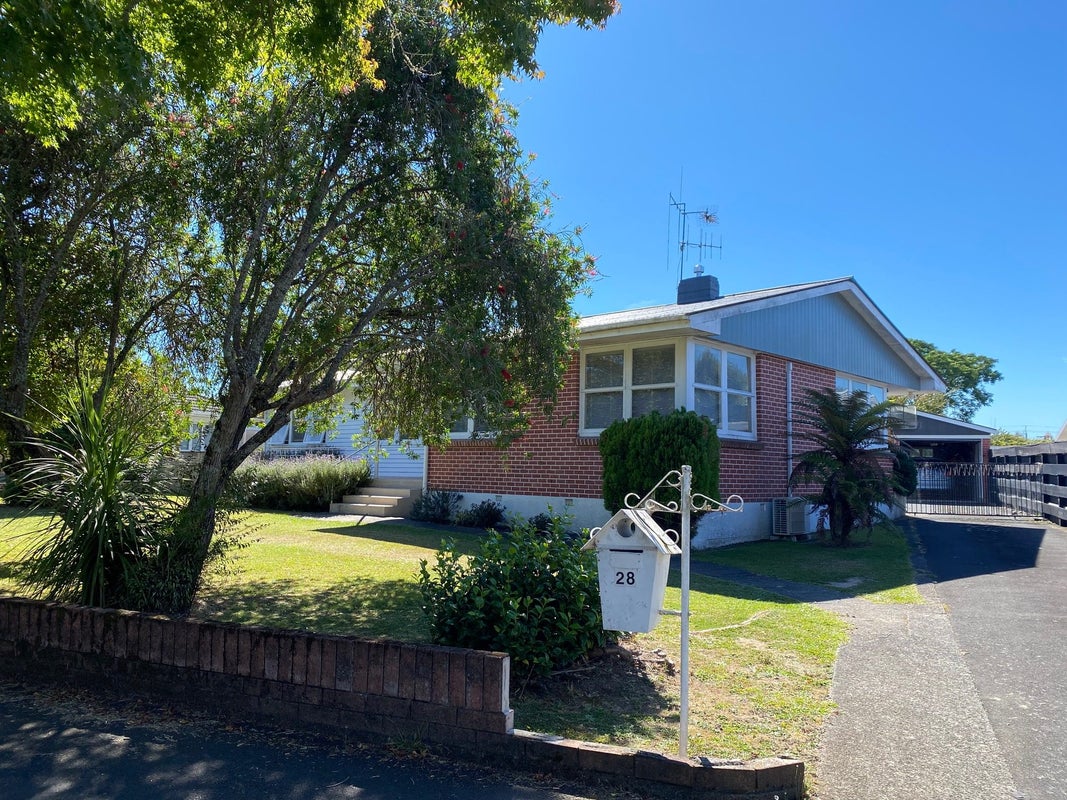 28 Queenwood Avenue, Queenwood, Hamilton - Carousel 1