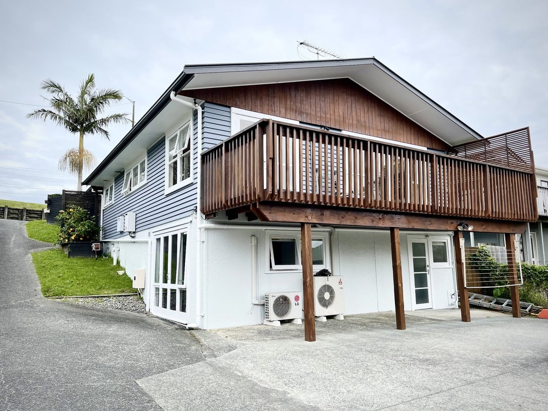 1/894 East Coast Road, Northcross, Auckland - Carousel 1