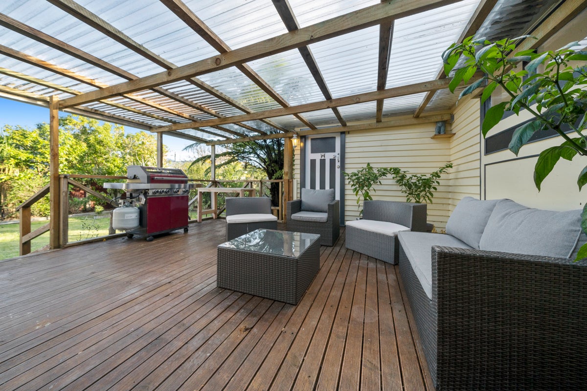 6 Riverbank Street, Ebdentown, Upper Hutt - Carousel 1