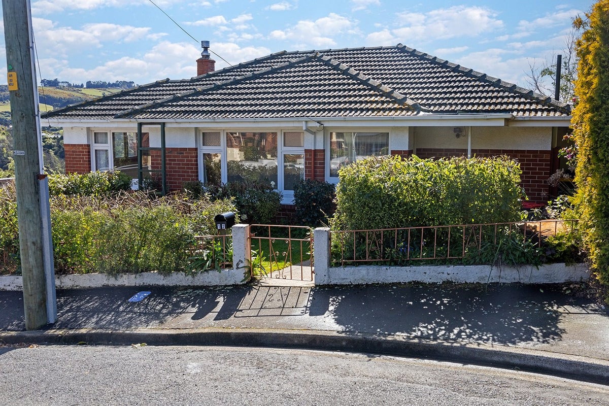 12 Cairnhill Street, Maori Hill, Dunedin - Carousel 2