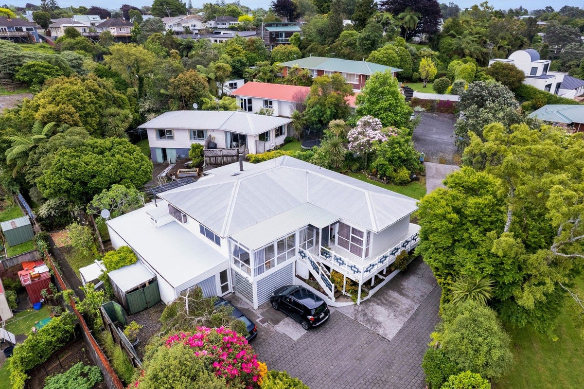 6D Beaumont Crescent, Frankleigh Park, New Plymouth - Carousel 1