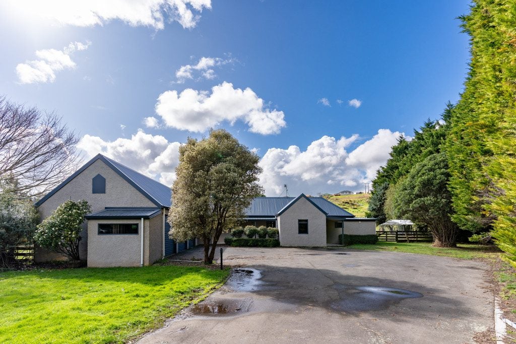 205 Valley Views, Fitzherbert, Palmerston North - Carousel 1