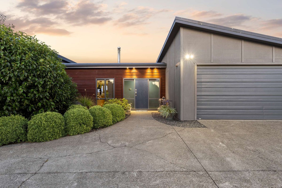 27 Whiting Drive, Wakefield - Carousel 1